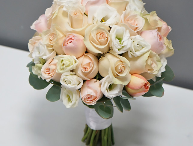 Bride's bouquet of soft pink roses and eustoma photo
